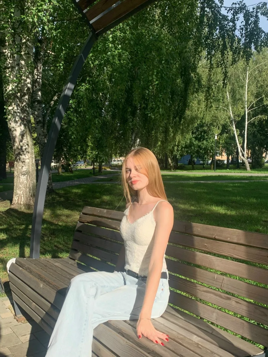 Саровская выпускница Арина Пестряева покорила сразу две вершины — набрала по 100 баллов на ЕГЭ по физике и русскому языку. Это огромный труд, талант и упорство. Поздравляем!